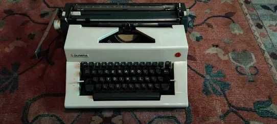 Maquina de escrever antiga da marca Olympia
