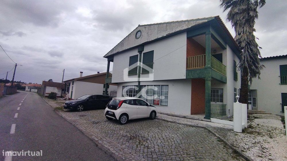 Loja no rés-do-chão para comércio.
