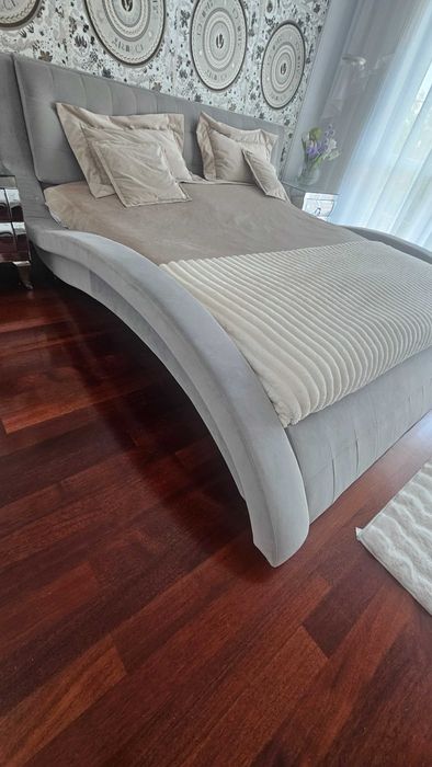 Duże łóżko glamour do sypialni