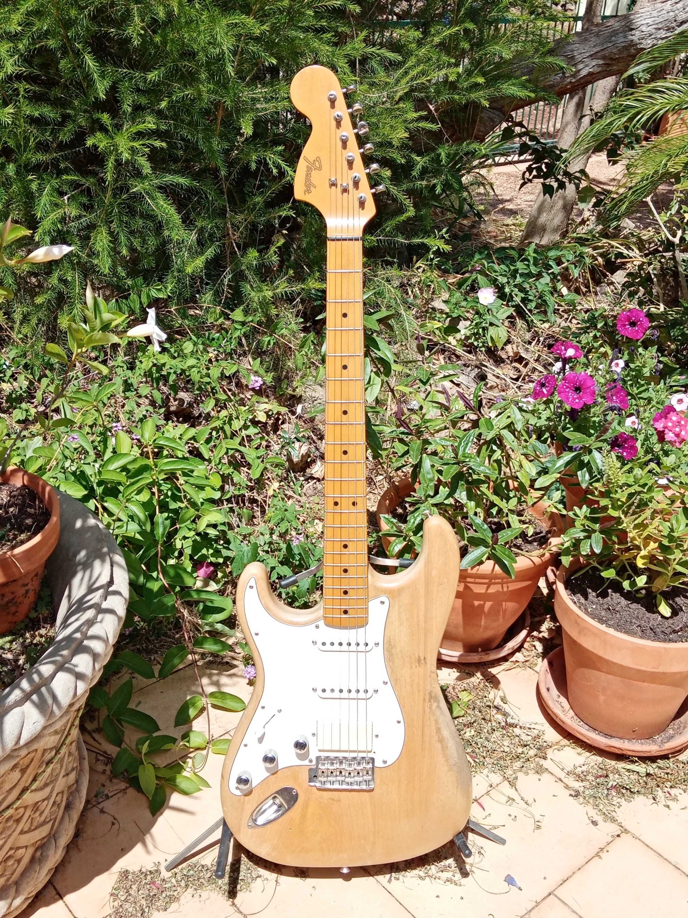 FENDER Left Hand / Canhoto Stratocaster Electric Guitar / Guitarra