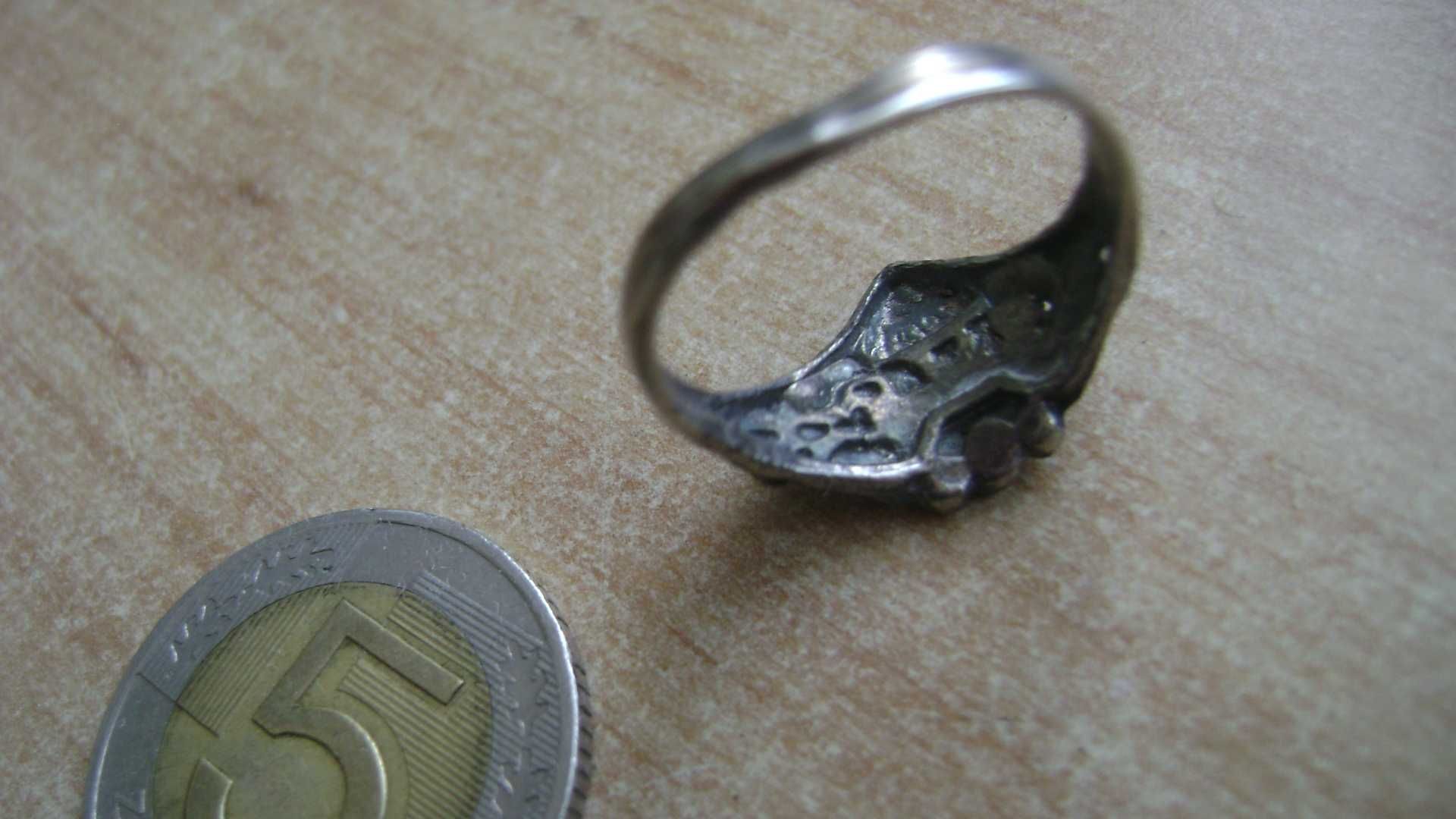 Starocie z PRL - Biżuteria = Pierścionek metalowy rozmiar 17mm TANIO