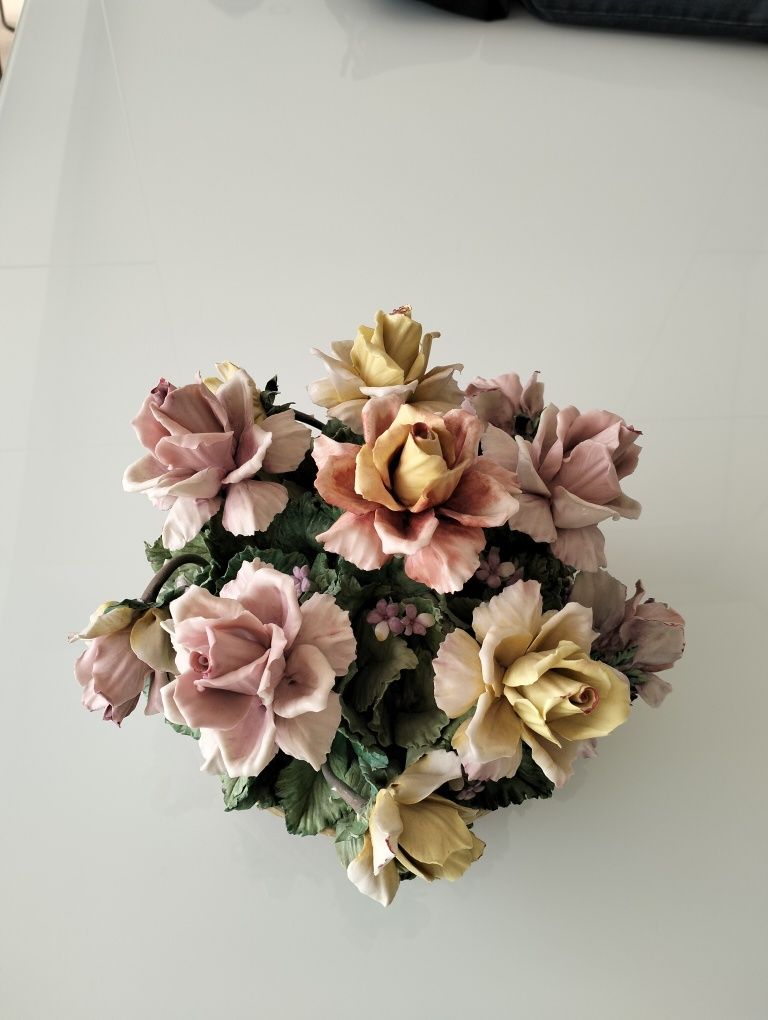 Arranjo de flores em loiça