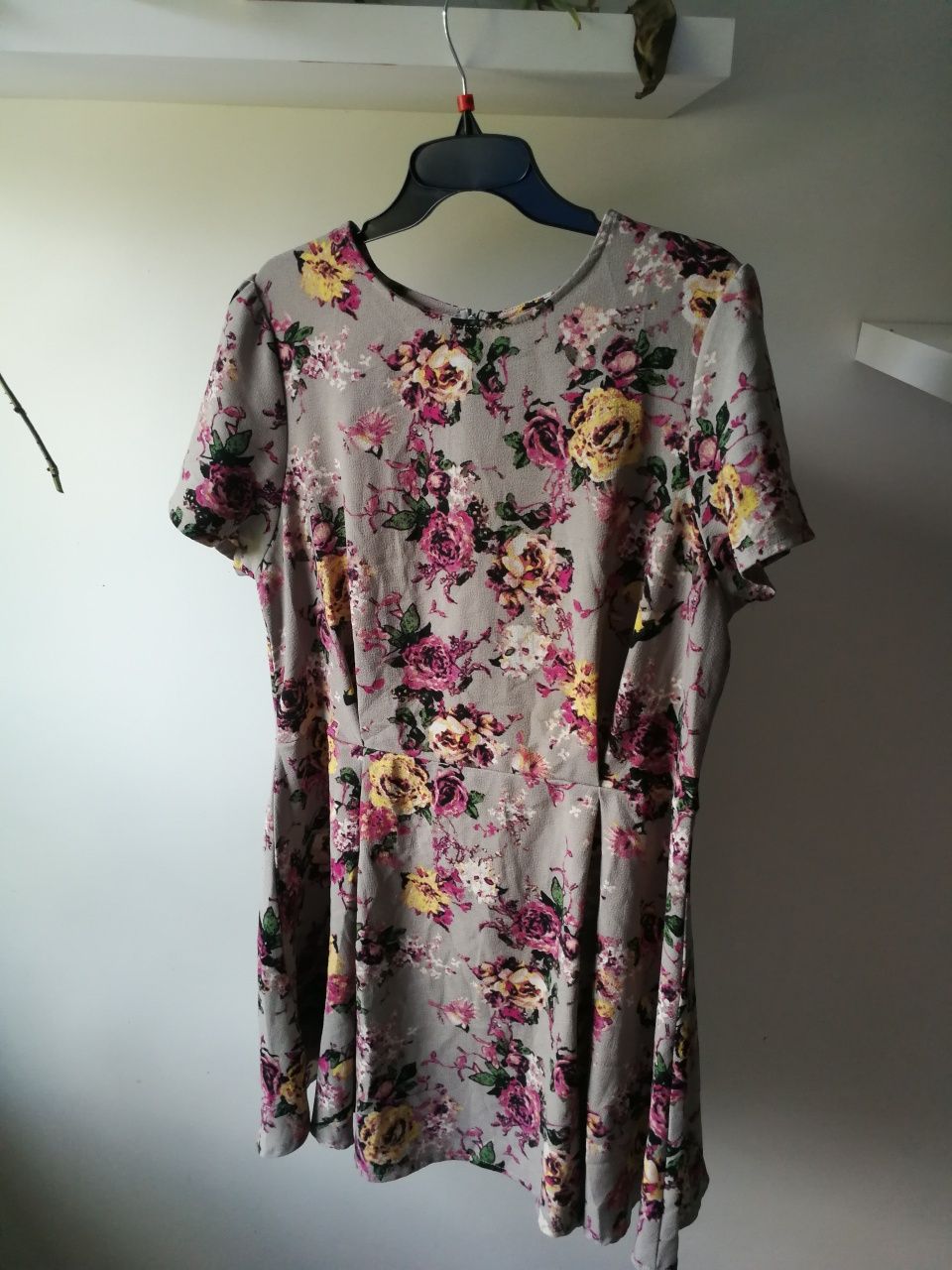 Wyszczuplająca Letnia Sukienka Plus Size z motywem kwiatów
Sukienka za