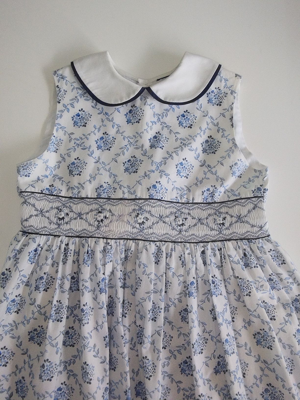 Vestido menina, branco com padrão florido, 8-9 anos