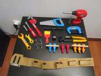 Conjunto de ferramentas para brincar, com cinto de ferramentas.