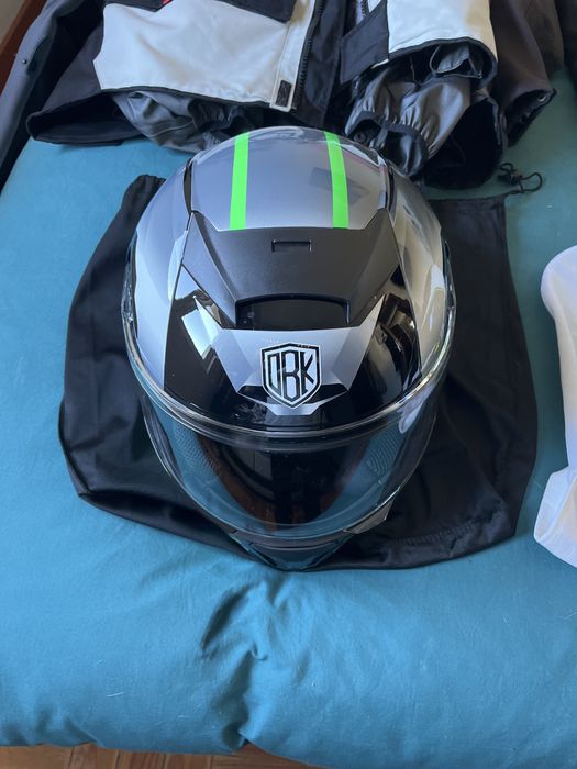 Roupa e capacete de mota