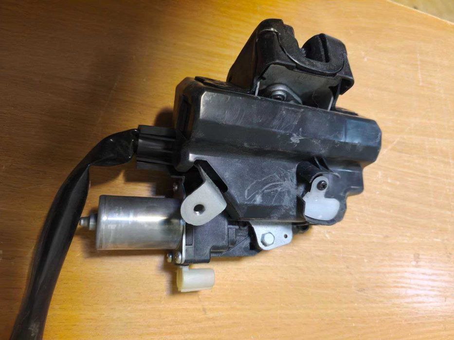 1638000790 Toyota RAV 4 XA50 2019-2023 Замок кришки багажнику