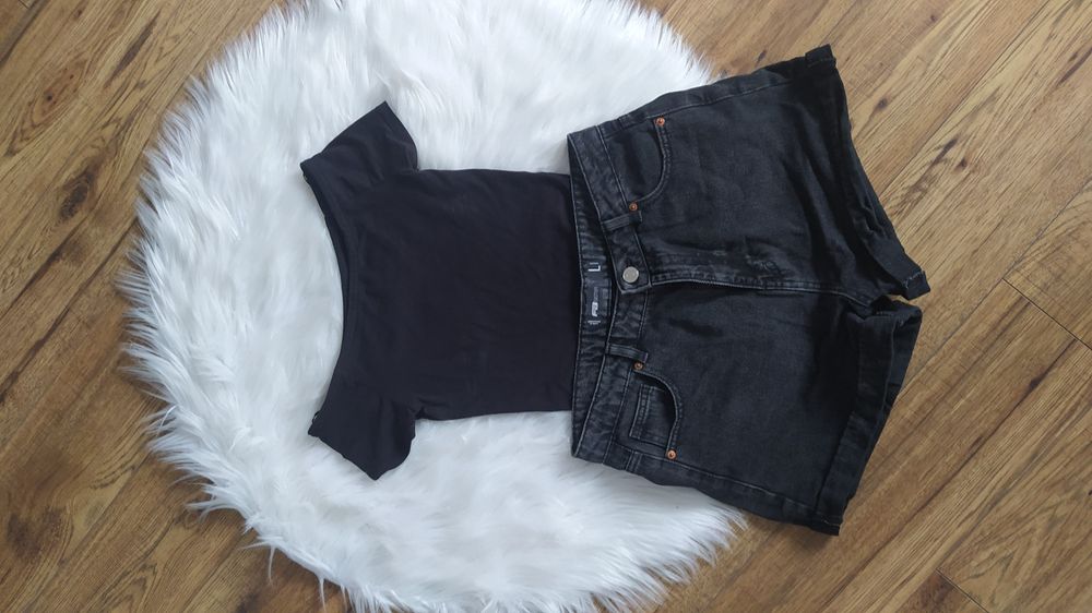 Czarny obcisły t-shirt