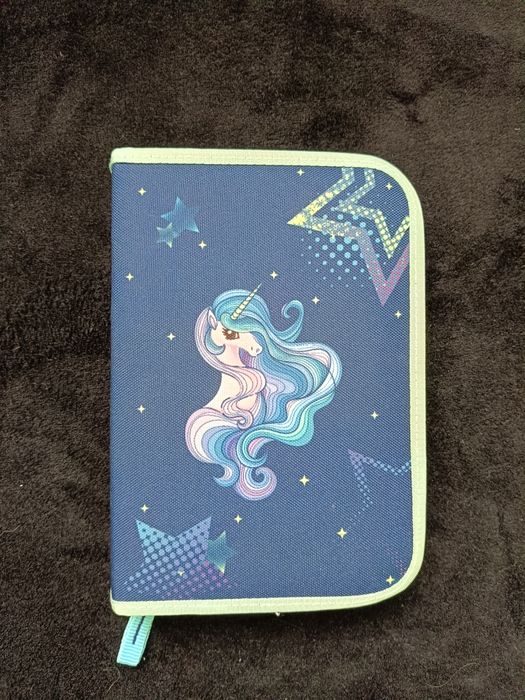 Nowy piórnik z wyposażeniem.