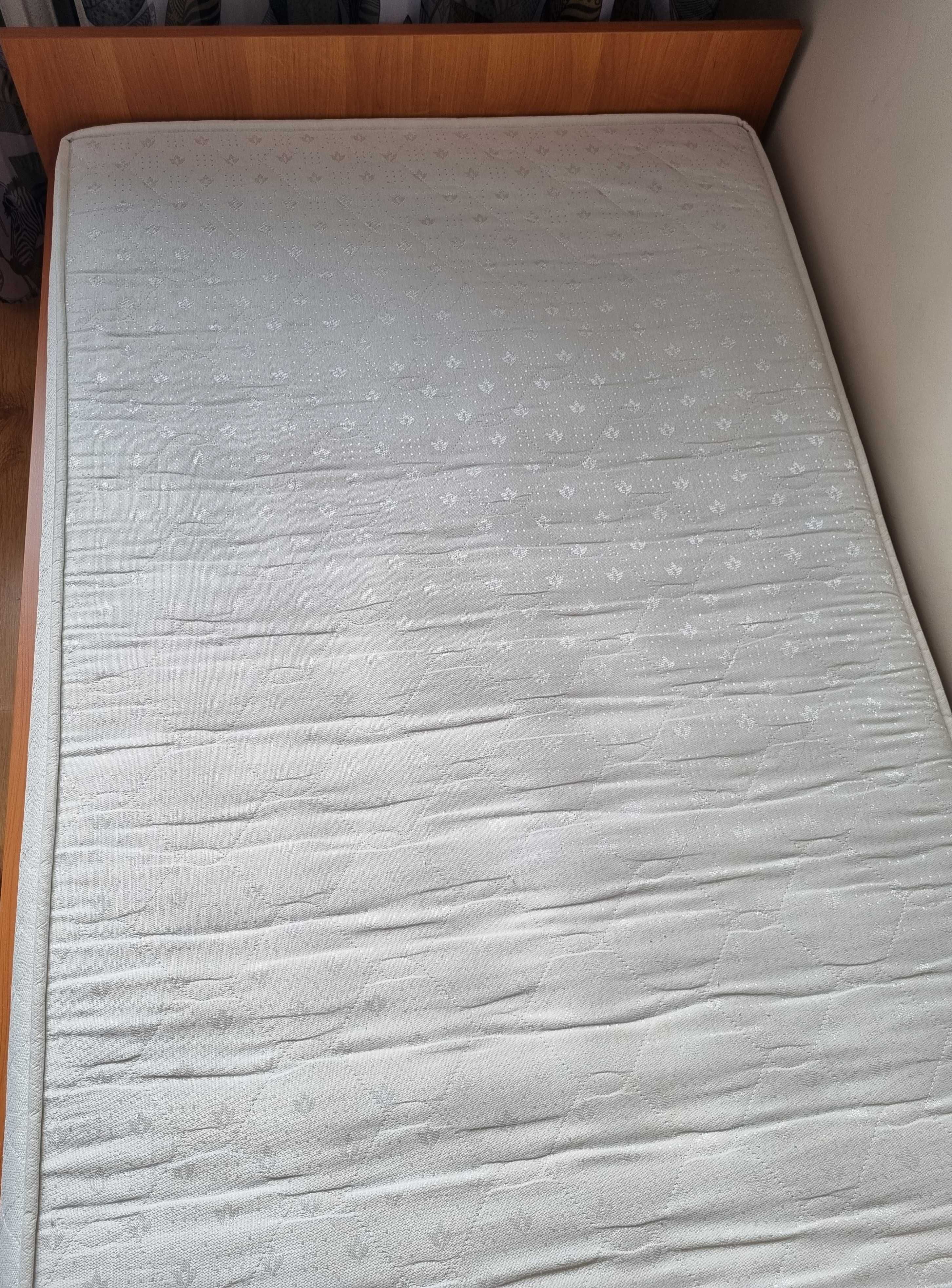 Łóżko z materacem i stelażem