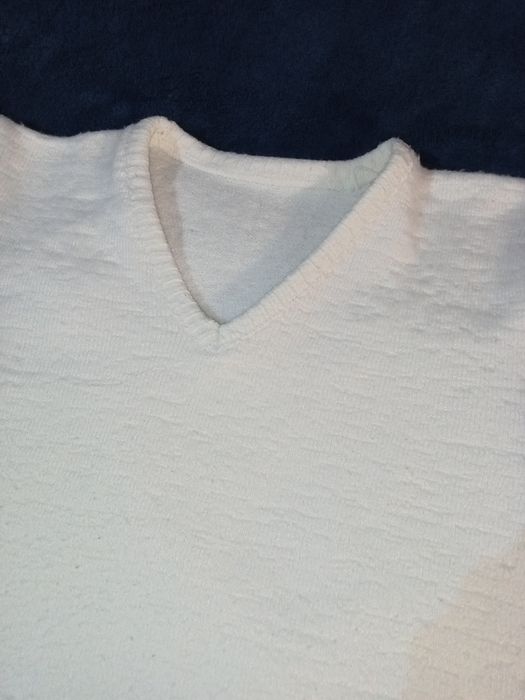 Білий жіночий светр із V - подібним вирізом