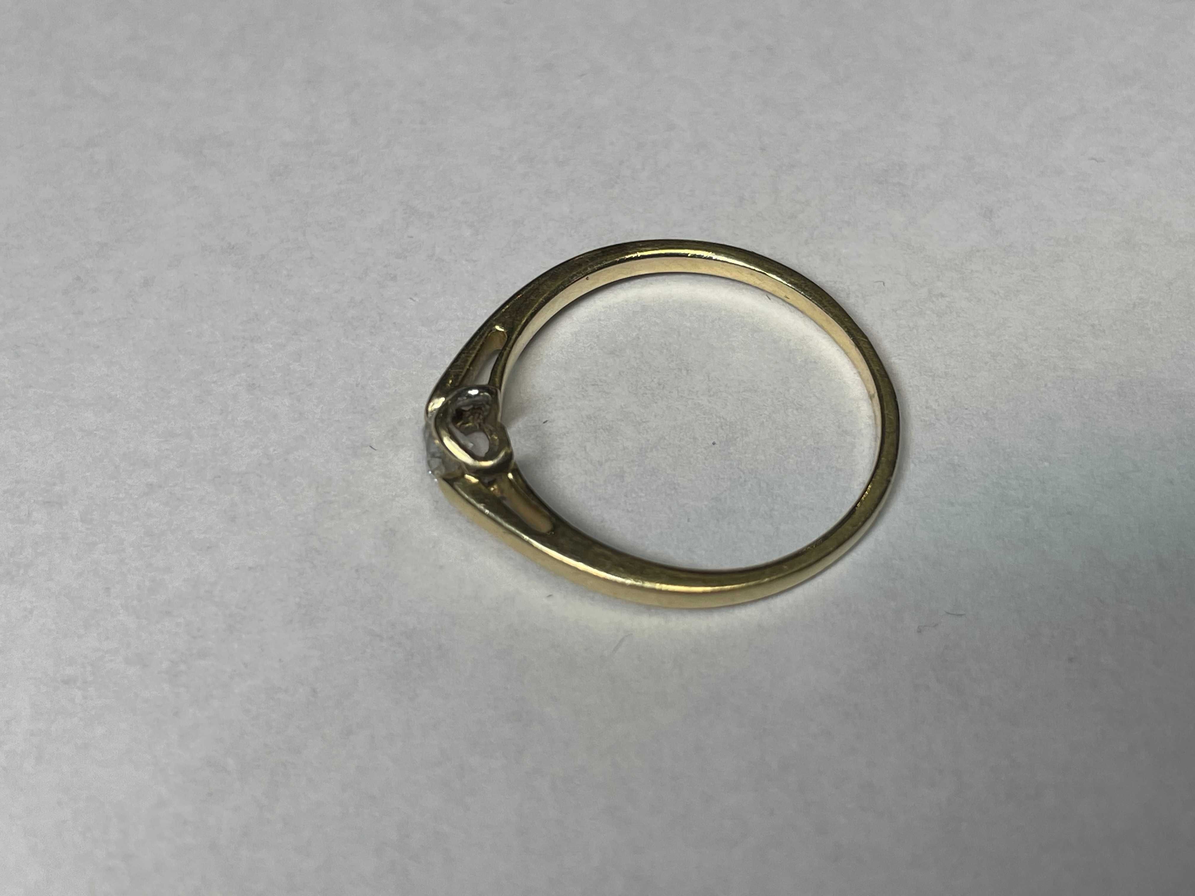 Złoty pierścionek zaręczynowy z diamentem 14kt 1,65 gran 0,15ct r.14