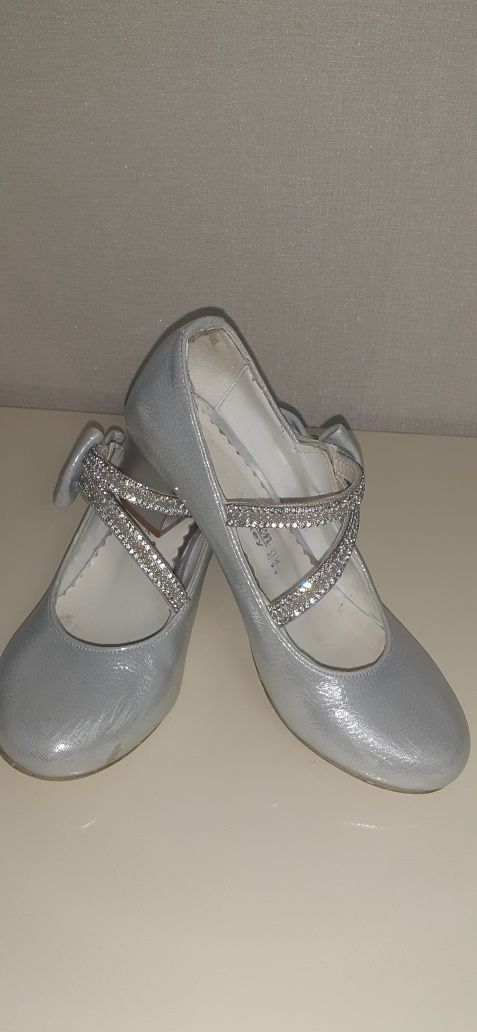 Туфлі для дівчинки на каблуку