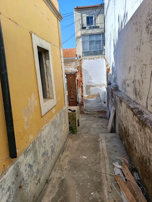 Terreno com 2 casas Bairro Santos Nicolau em Setúbal