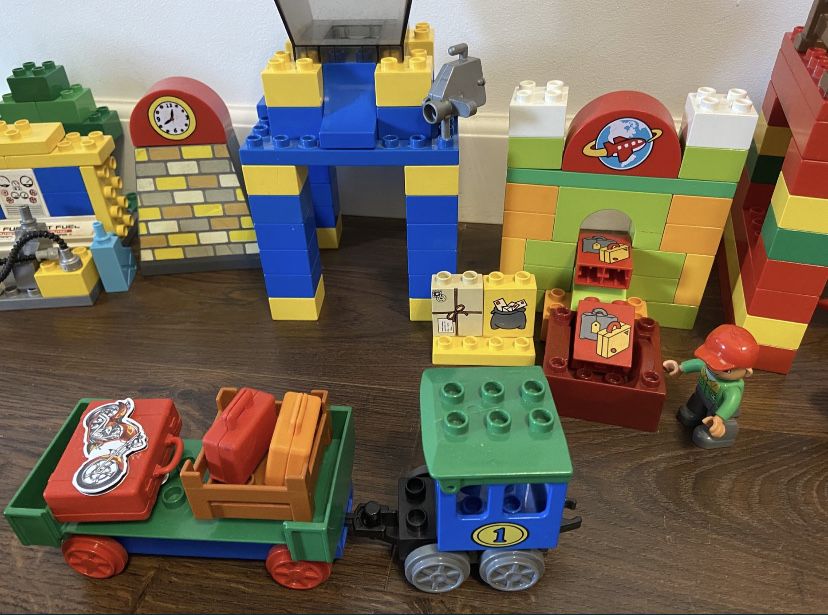 Zestaw Lego Duplo Lotnisko, 4 samoloty, pojazdy, ok. 265 elementow