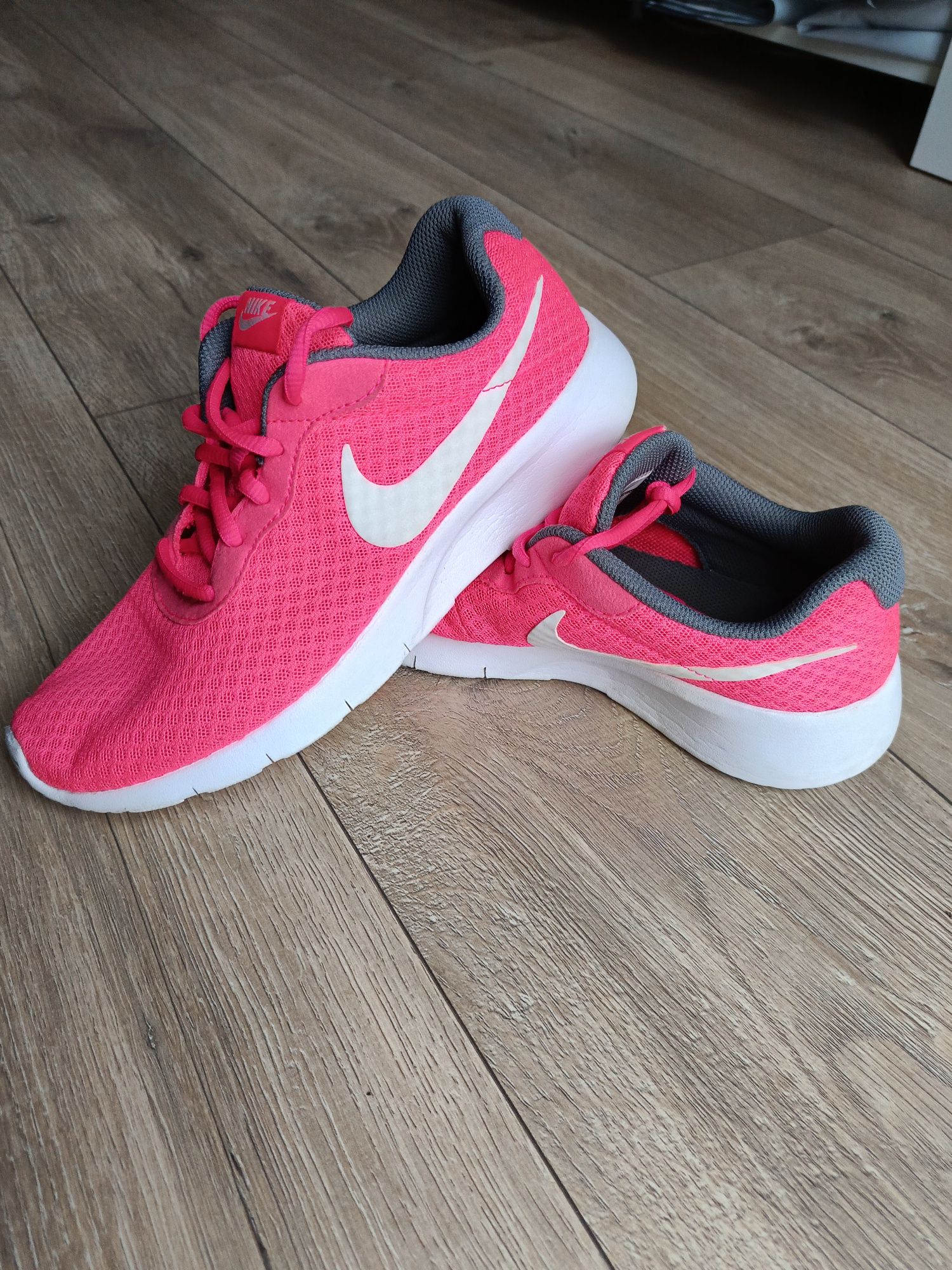 Buty Nike tanjun 38,5 neonowe różowe