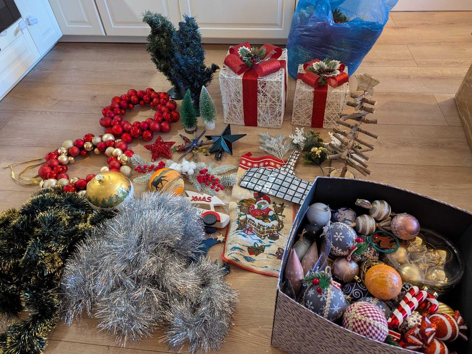 Zestaw dekoracji świątecznych prezenty boże narodzenie bombki