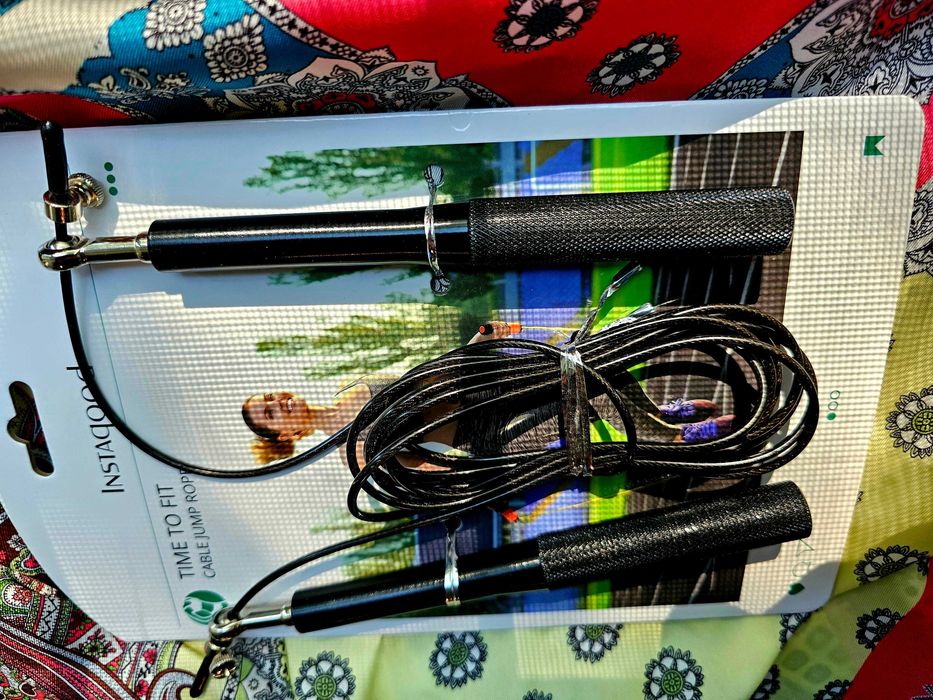 Продам профессиональную скакалку для занятий спортом ручки из металла