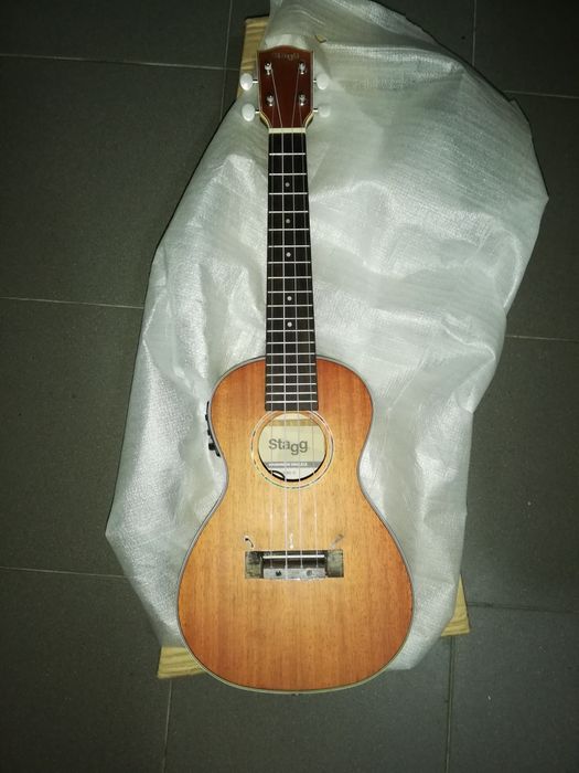 Ukulele concerto elétrico novo