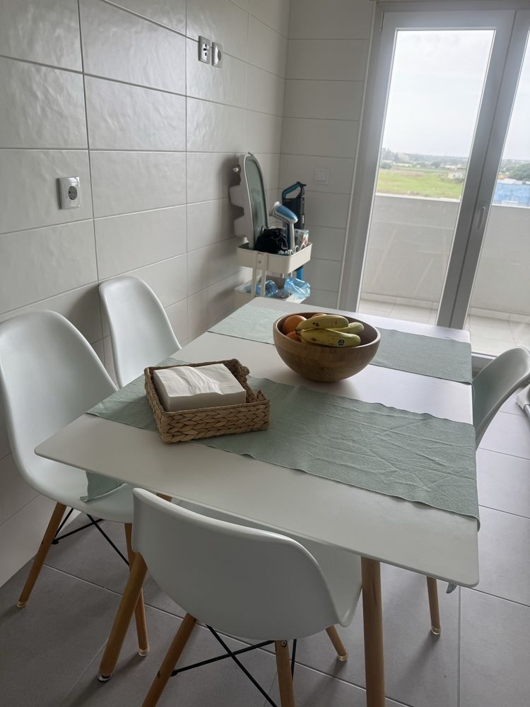 Mesa + 4 cadeiras de cozinha