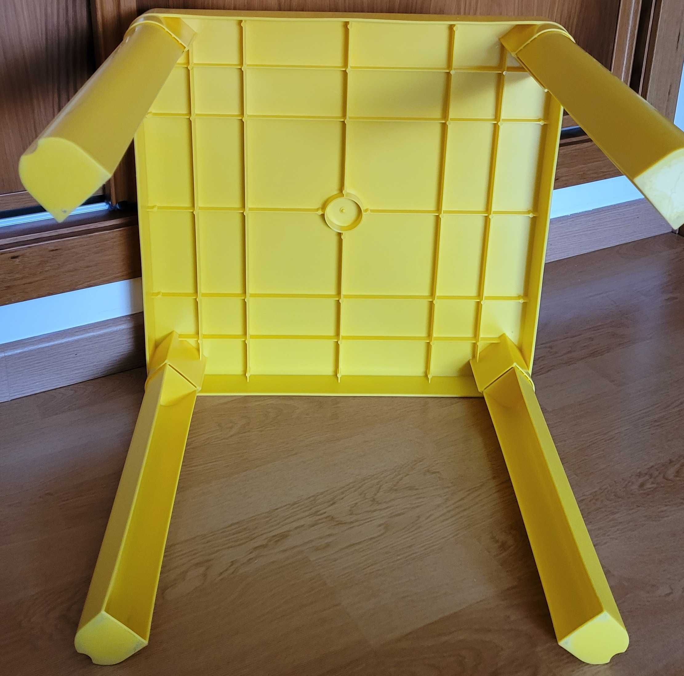 Mesa e cadeiras de brincar