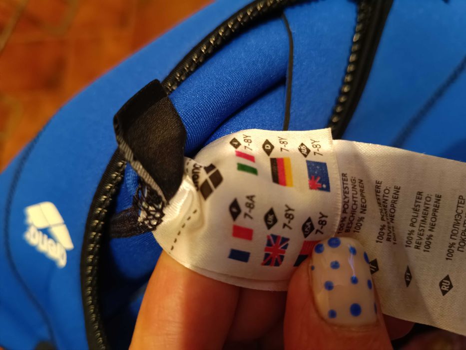 Fato em neoprene para menino marca arena. 7/8 anos