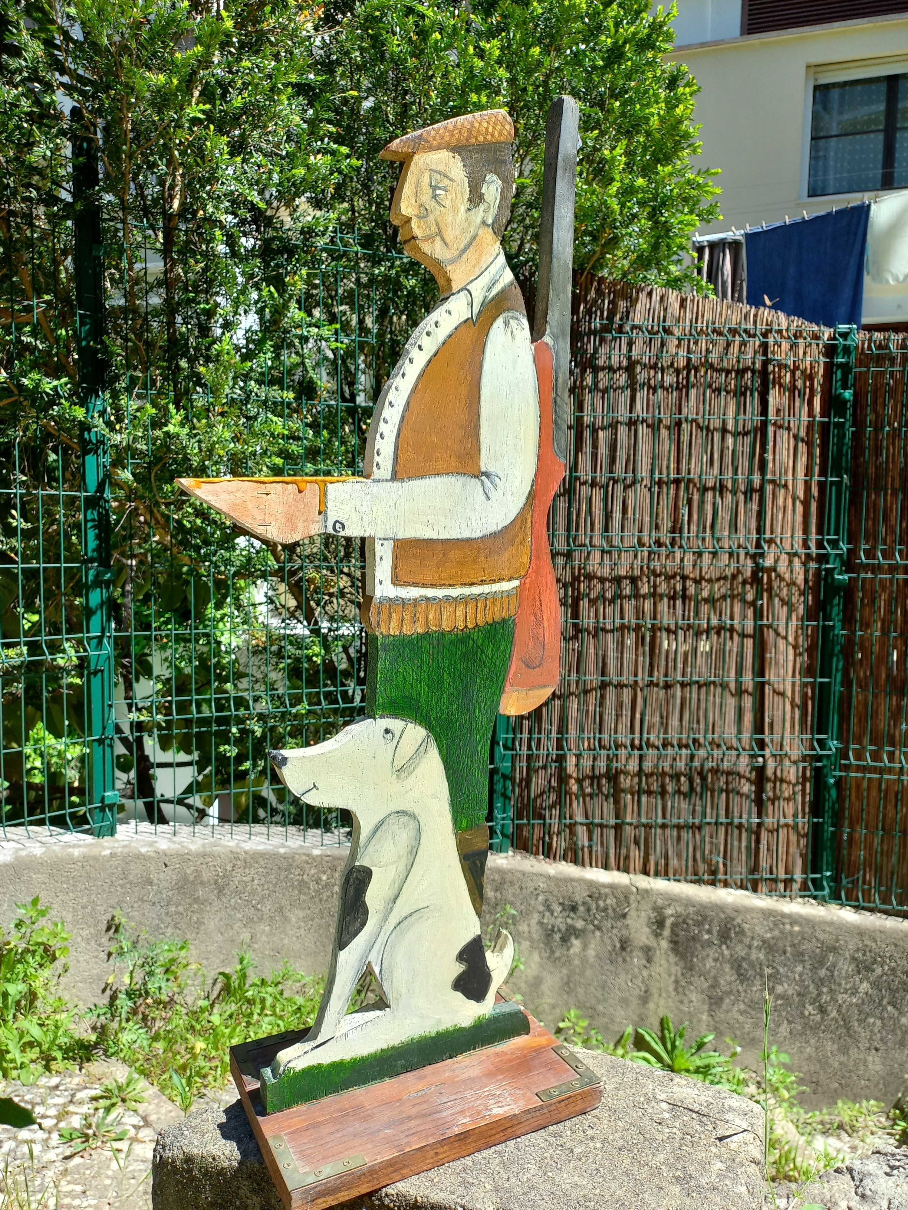 Caçador com Cão em Madeira