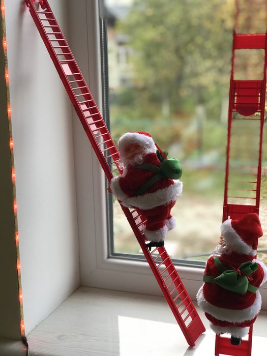 Іграшка дереться по ланцюжку дід Моороз