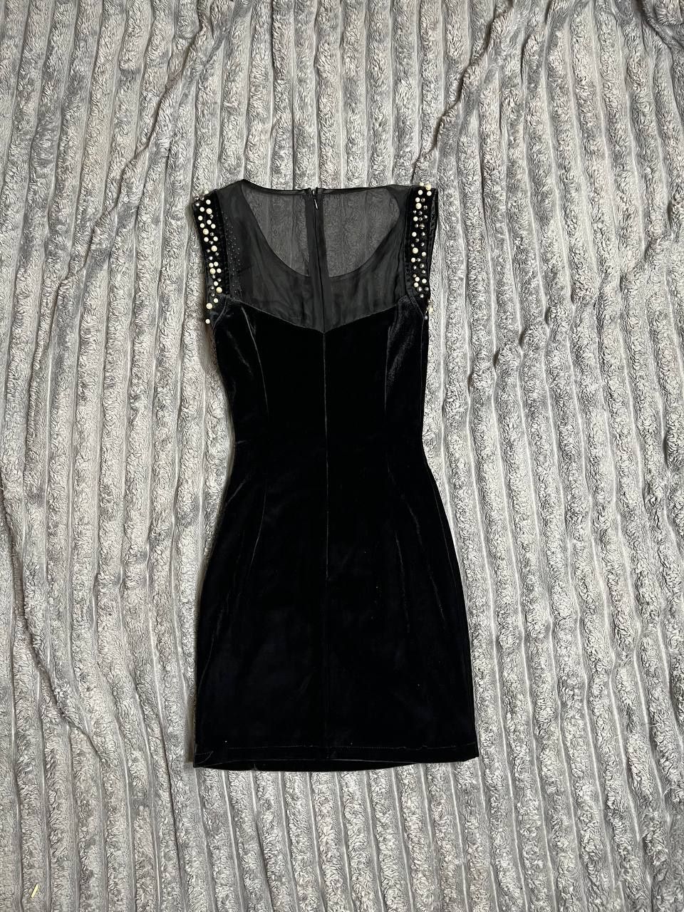 Чёрное женское платье велюровое с камнями