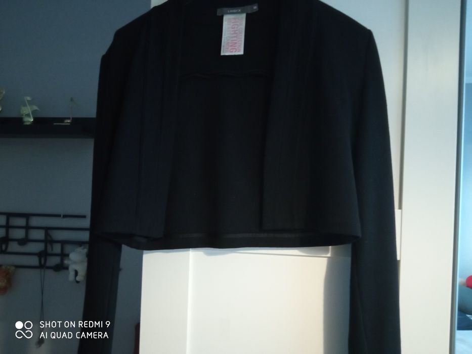 Czarne bolerko firmowe