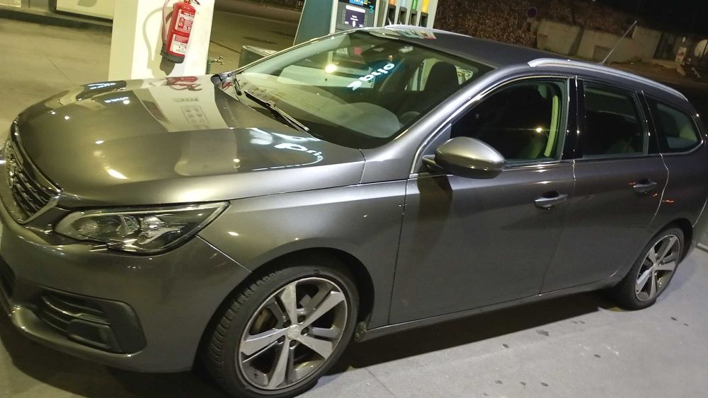 Alugo viatura tvde carro Peugeot automático.