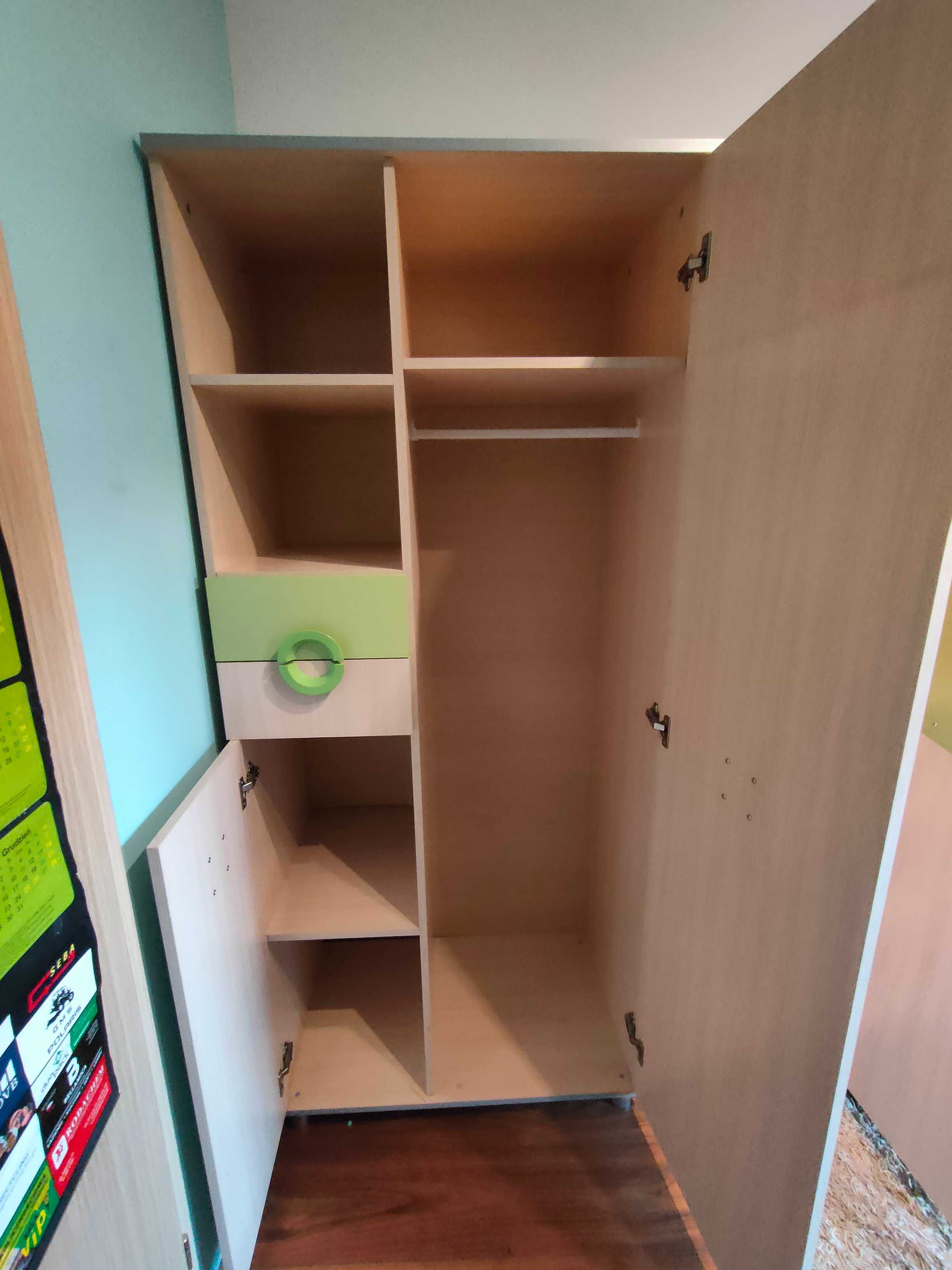 Meble dziecięce z zielonymi wstawkami