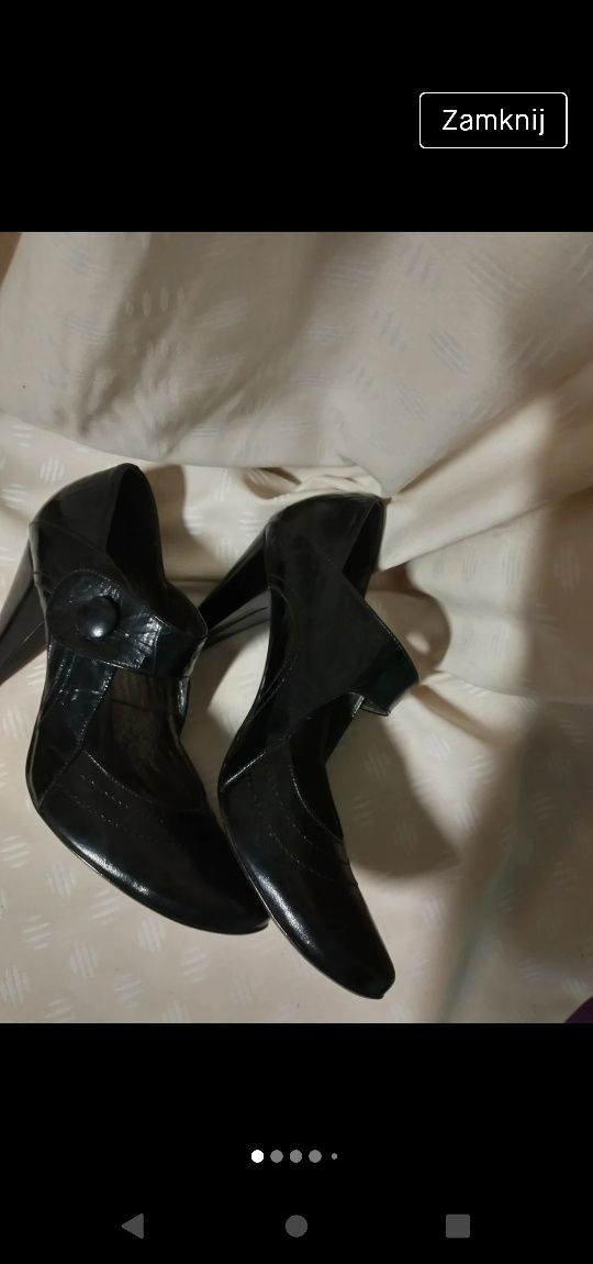 Eleganckie stylowe lakierowane półbuty na obcasie.