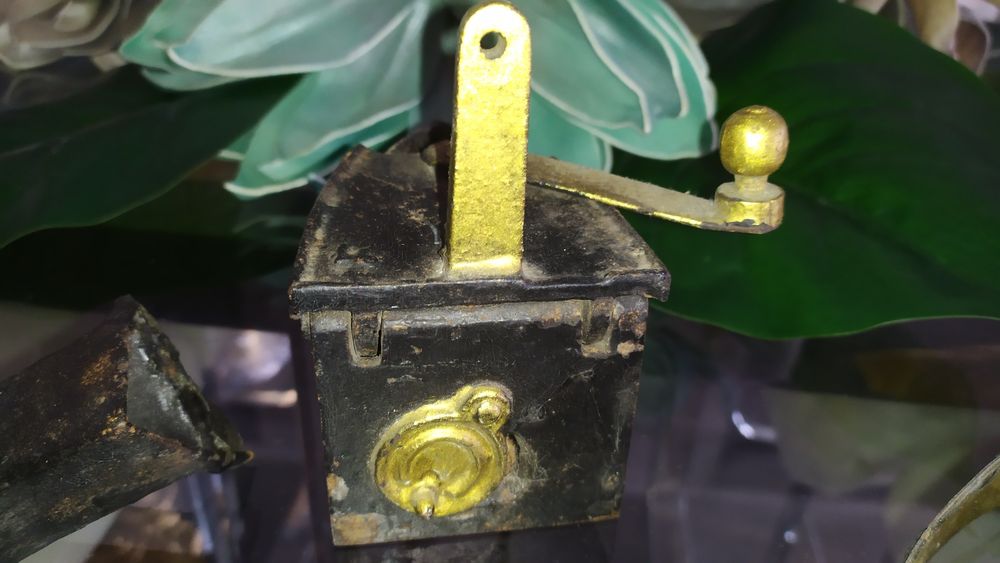 Ferro antigo e raro com base para menina brincar ( + 70 anos)