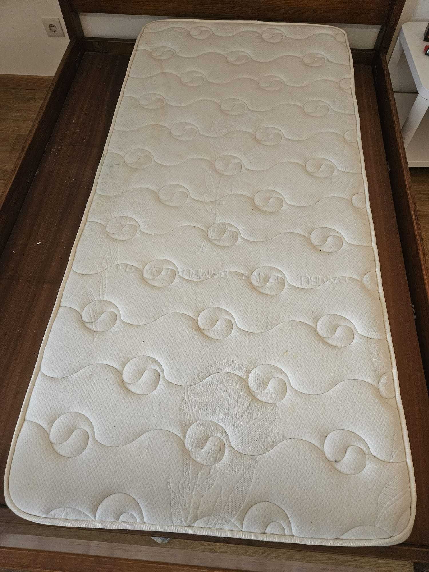Excelente sofá cama, colchão, 2 mesas  e 2 secretárias e outros itens