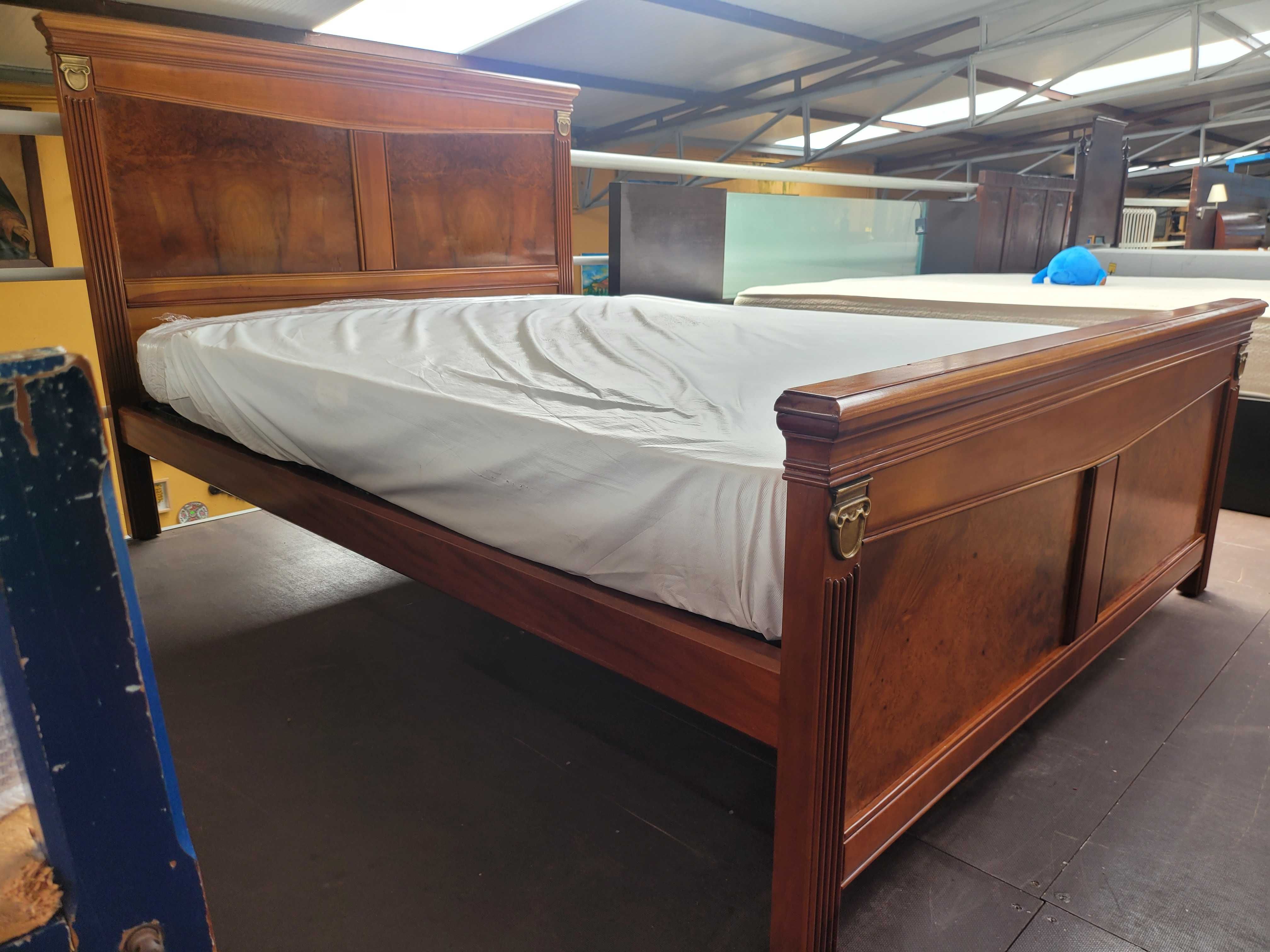 Excelente cama em madeira com estrado e colchão - Muito bom