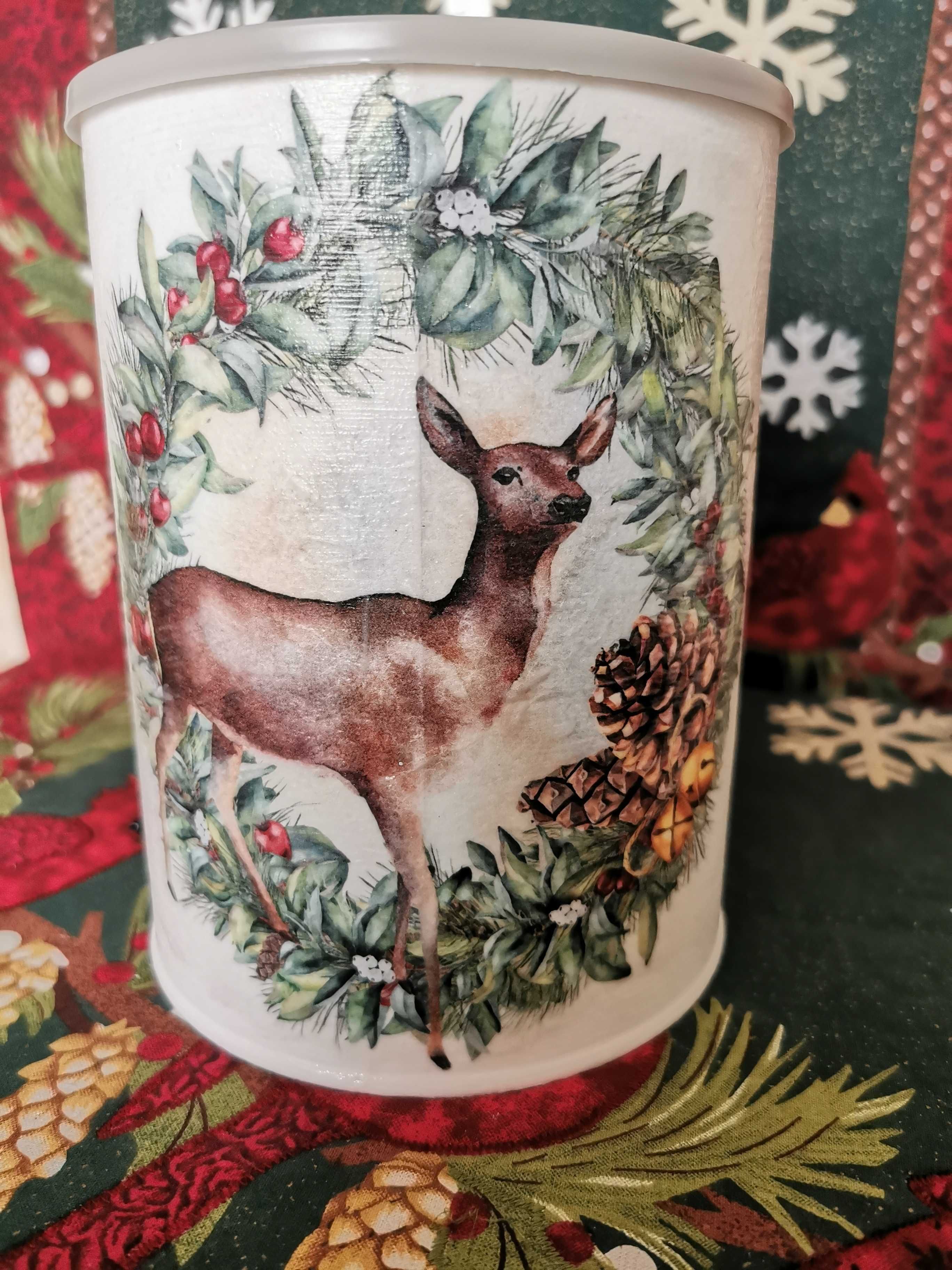 Puszka Bożonarodzeniowa zdobiona metodą decoupage