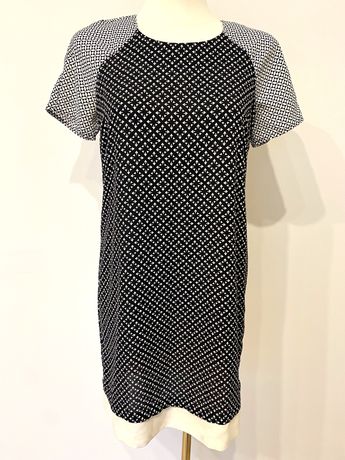 Czarno biała sukienka biurowa z krótkim rękawem