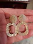 Brincos pendentes 4,5cm Dourado e Beje.