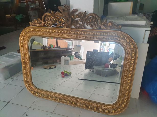 Espelho grande com moldura dourada