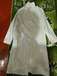Женский белый медицинский халат с длинным рукавом