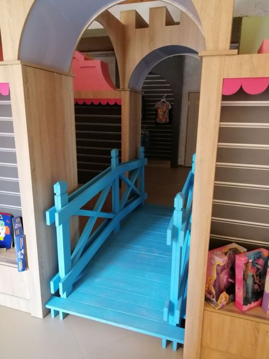 Меблі для магазину