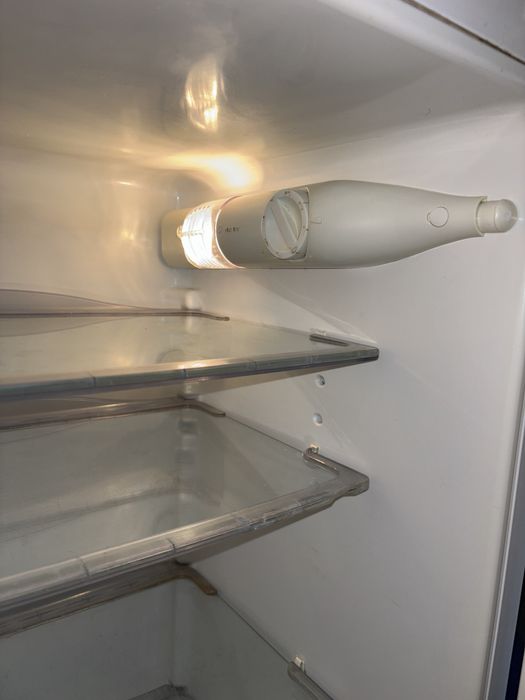 Холодильник 2-х камерный .