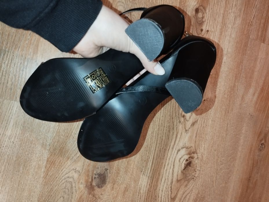 Sandałki na słupku