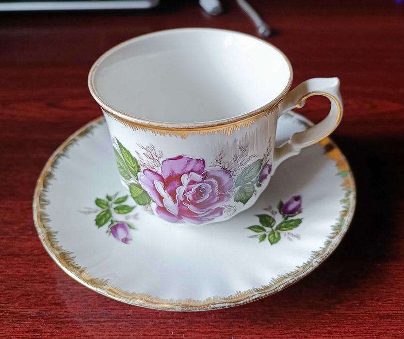 Herbaciana filiżanka z porcelany, fioletowa róża