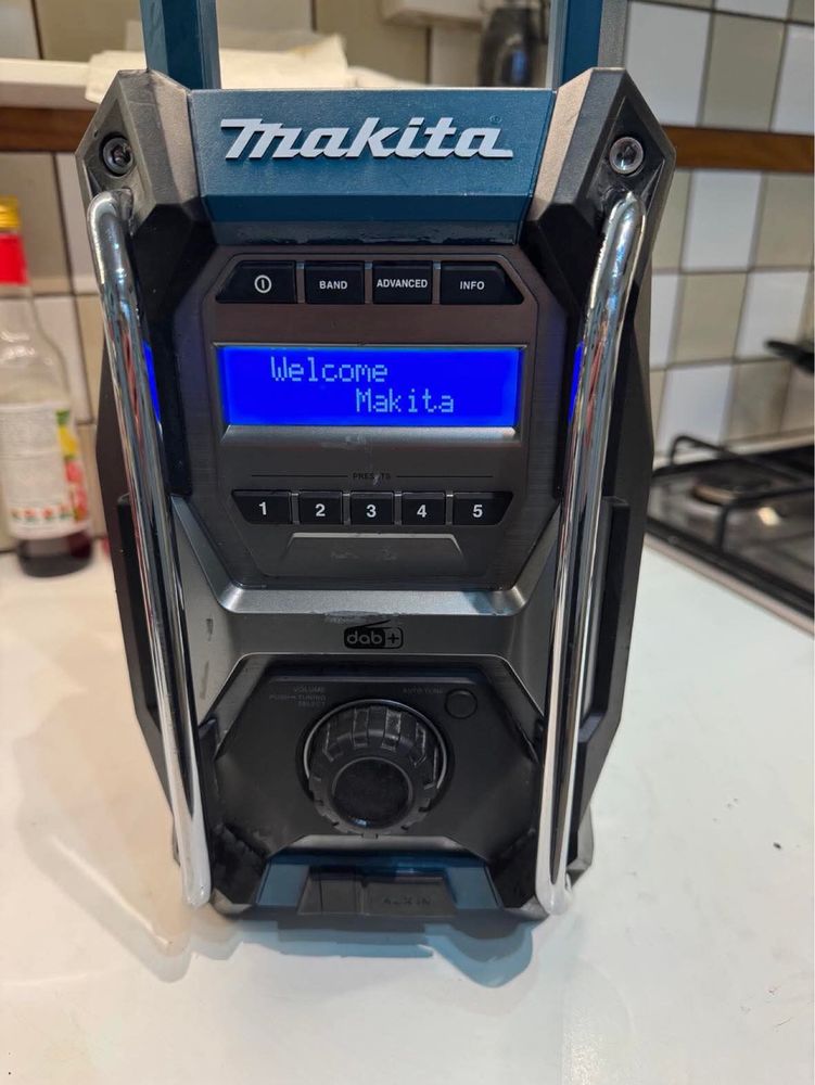 Makita radio mr003g