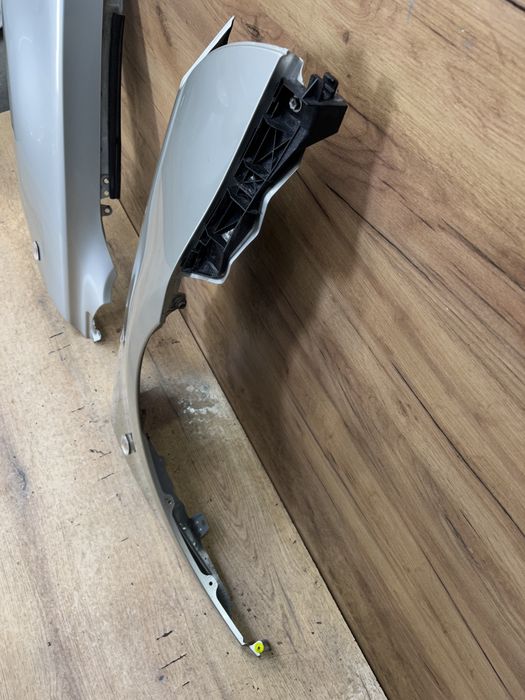 Błotnik przedni lewy prawy Toyota Avensis T25 kolor 1c0