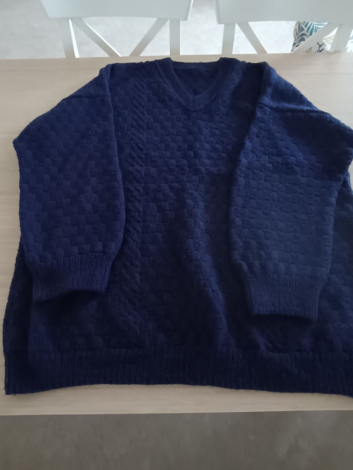 Sweter robiony ręcznie