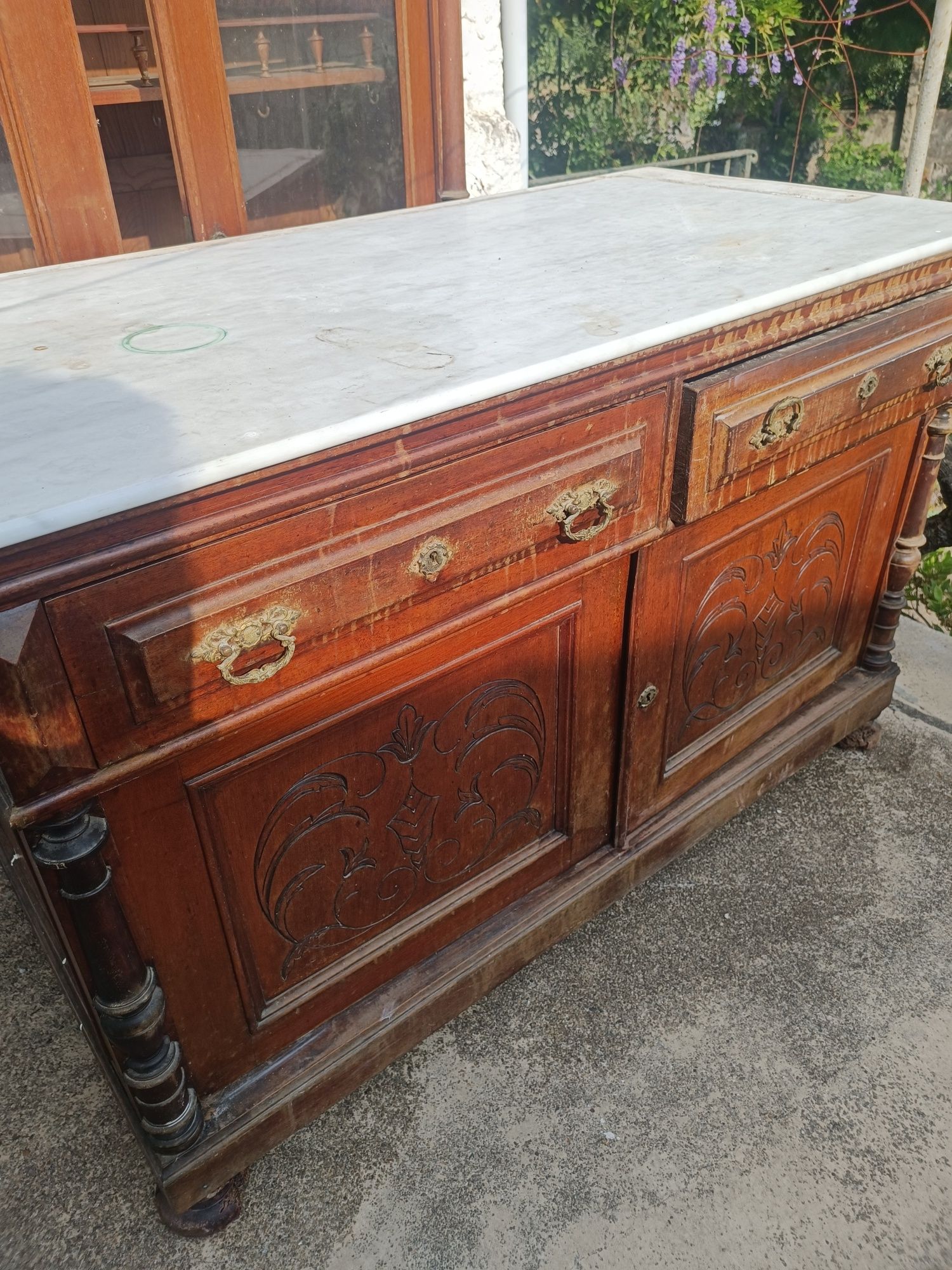 Móvel antigo para restauro.