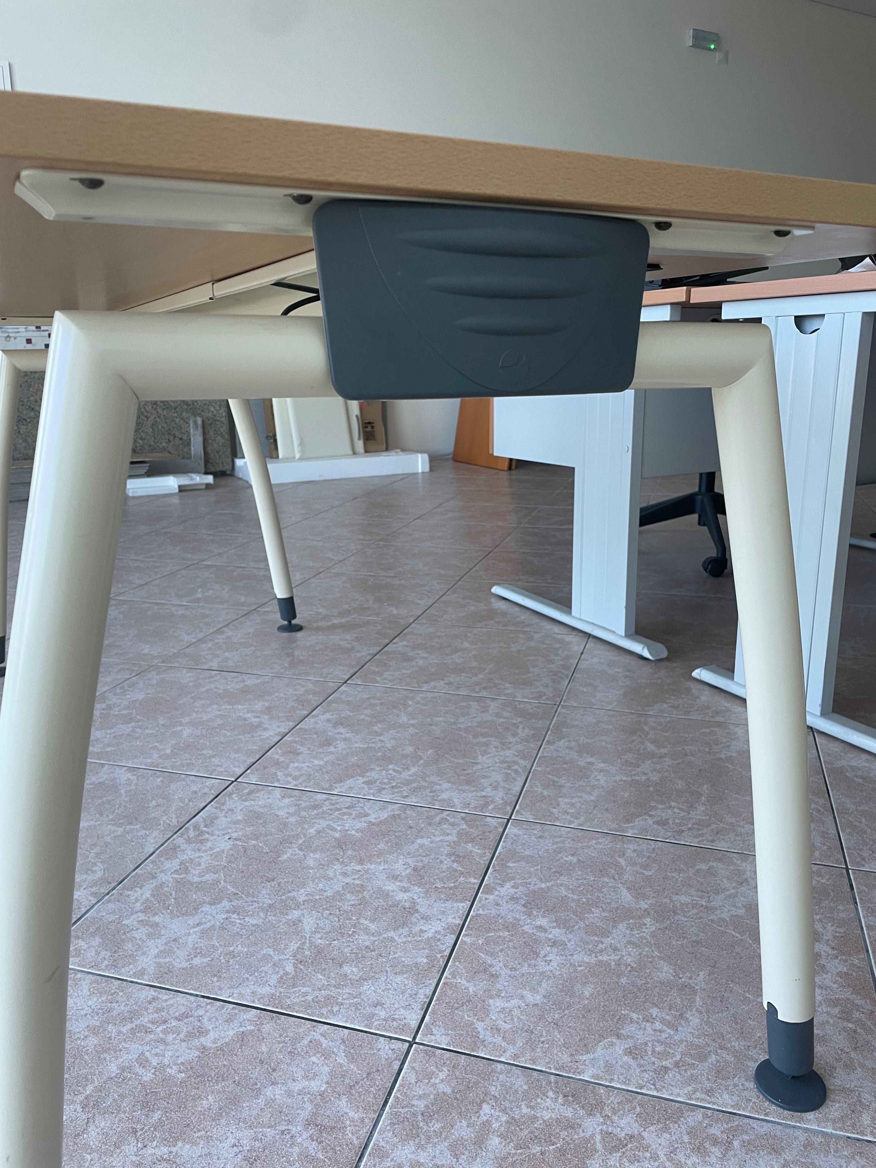Mesa de Escritório em excelente estado